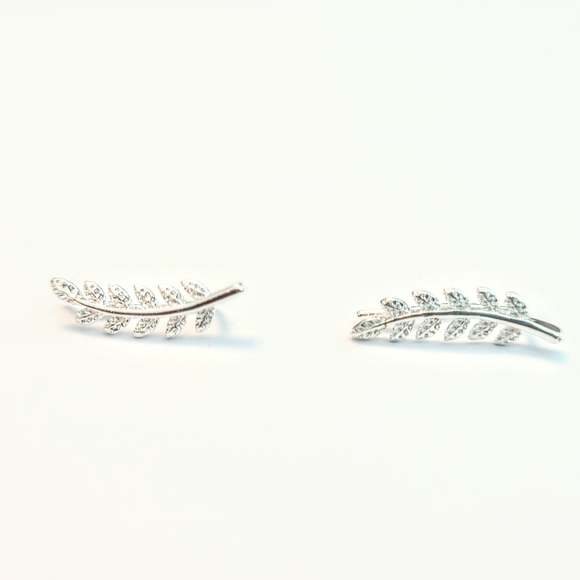 Set of beautiful dainty silver color leaf shaped style climber earrings - Picture 4 of 5